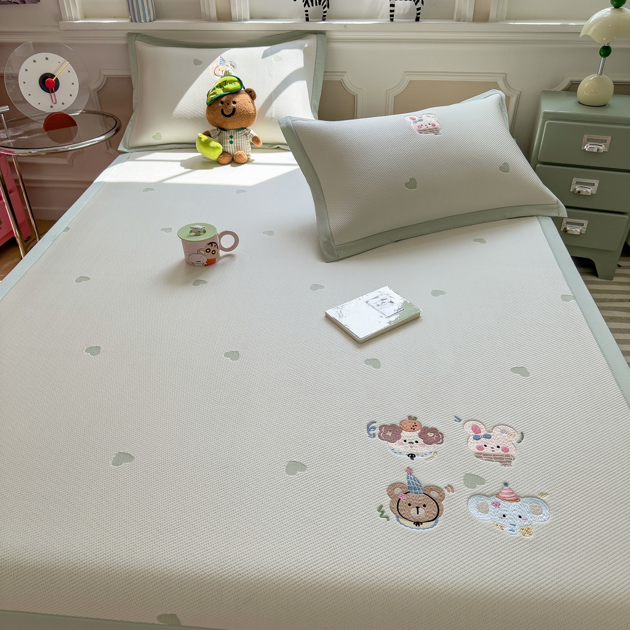 91家纺网 家纺一手货源 找家纺 眠多宝（绒多宝） 2026新款卡通网红风系列凉豆豆三件套 凉豆豆印加绣系列 A类凉豆豆床席床笠--床席款 淘气姐妹团