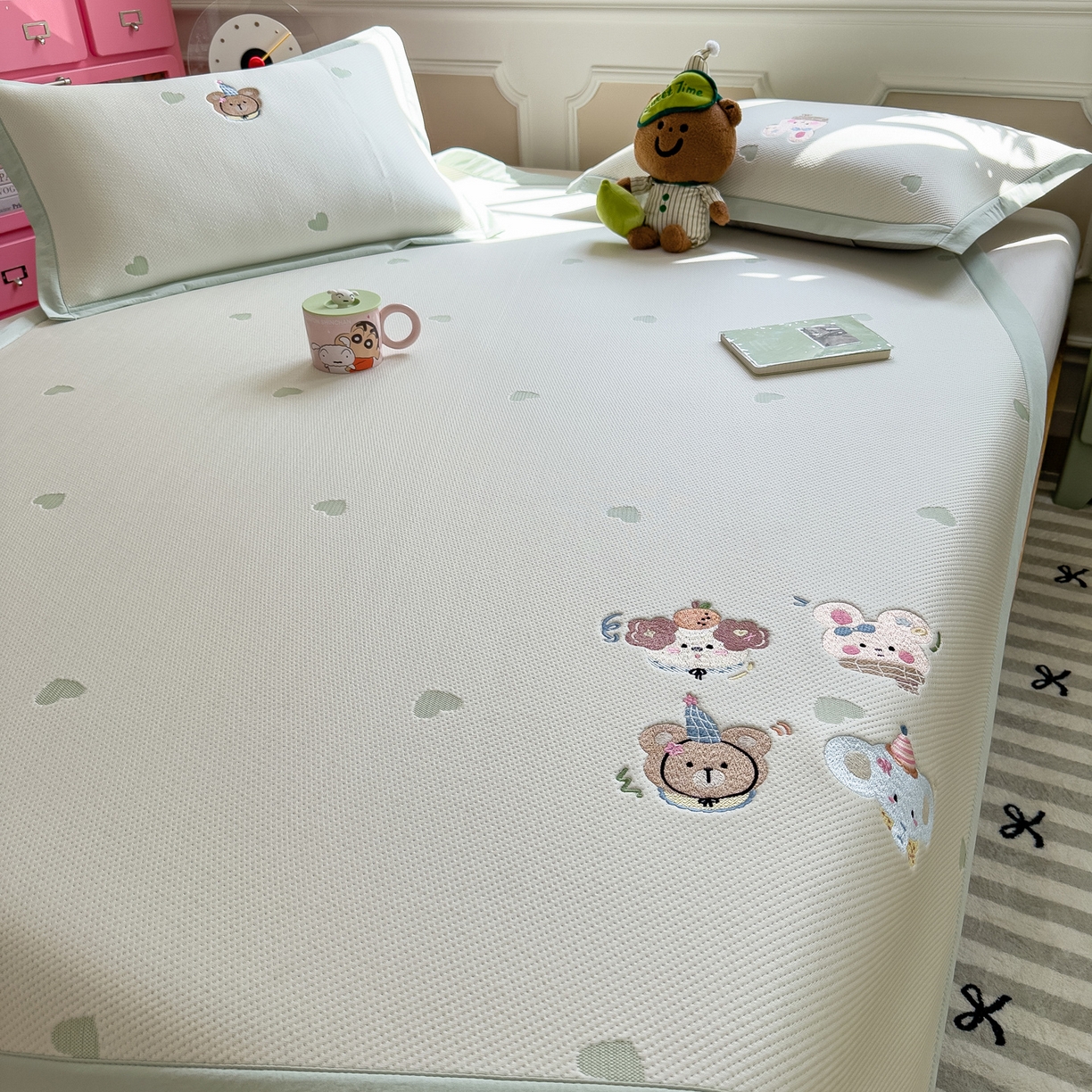 91家纺网 家纺一手货源 找家纺 眠多宝（绒多宝） 2026新款卡通网红风系列凉豆豆三件套 凉豆豆印加绣系列 A类凉豆豆床席床笠--床席款 淘气姐妹团