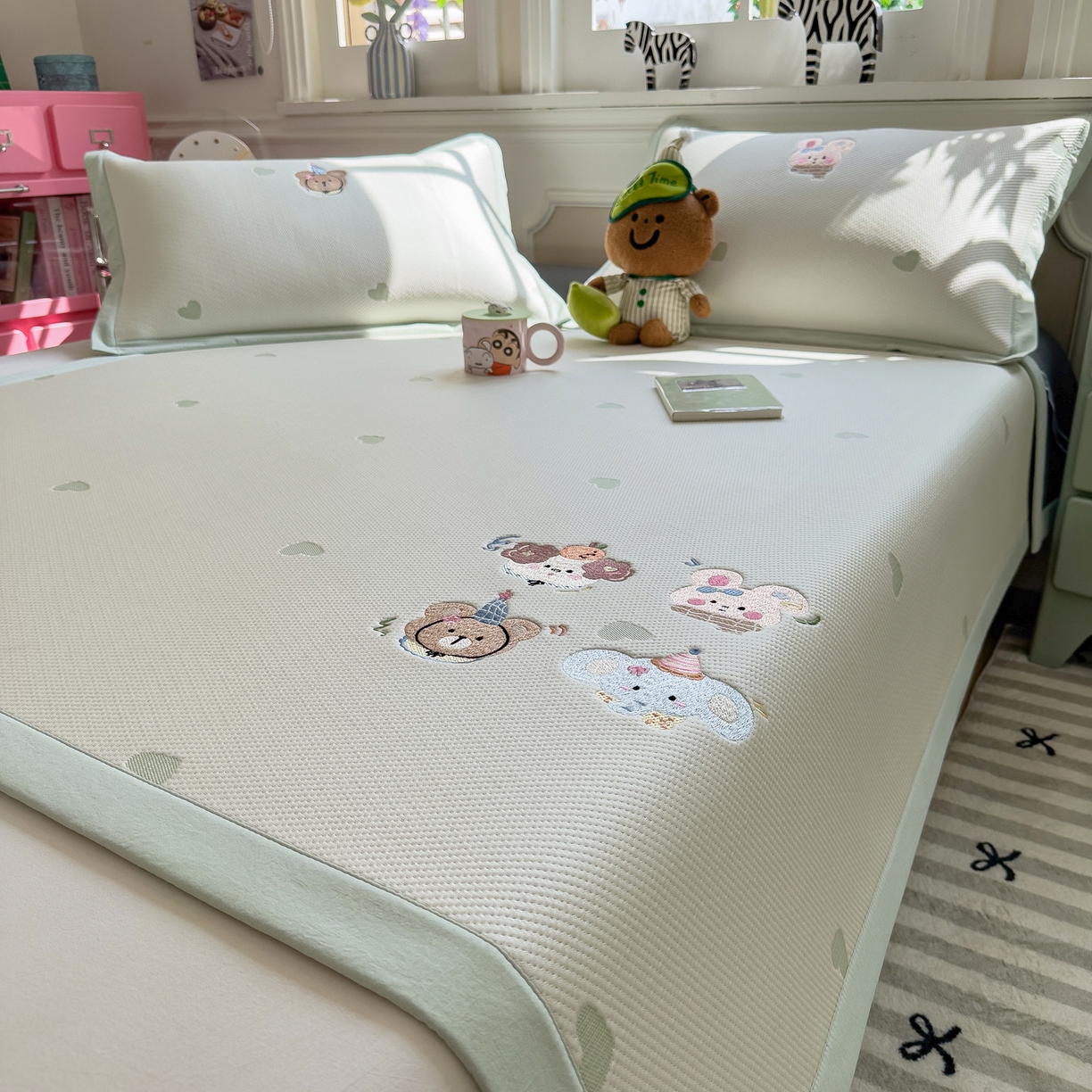 91家纺网 家纺一手货源 找家纺 眠多宝（绒多宝） 2026新款卡通网红风系列凉豆豆三件套 凉豆豆印加绣系列 A类凉豆豆床席床笠--床席款 淘气姐妹团