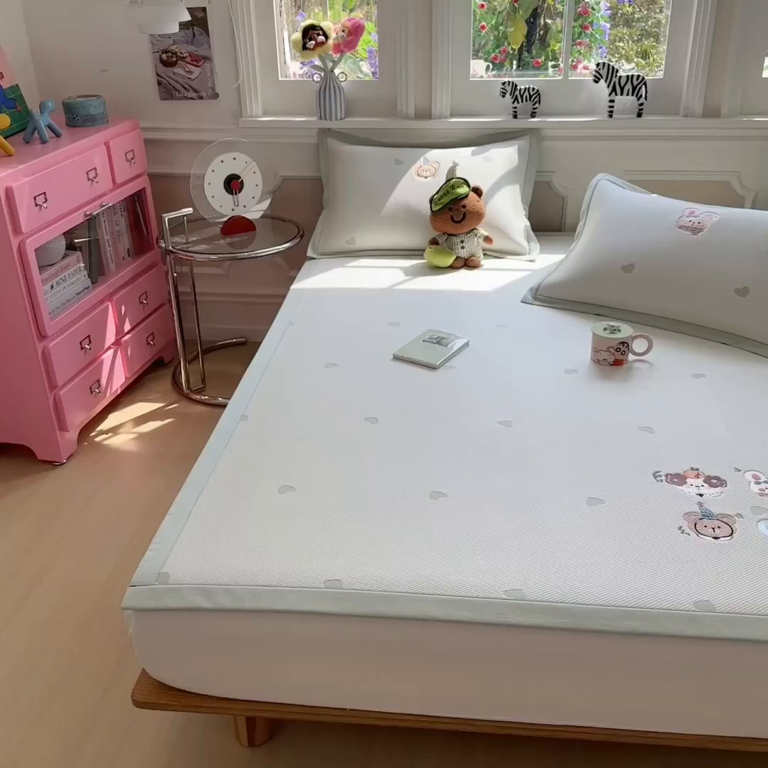 91家纺网 家纺一手货源 找家纺 眠多宝（绒多宝） 2026新款卡通网红风系列凉豆豆三件套 凉豆豆印加绣系列 A类凉豆豆床席床笠--床席款 淘气姐妹团