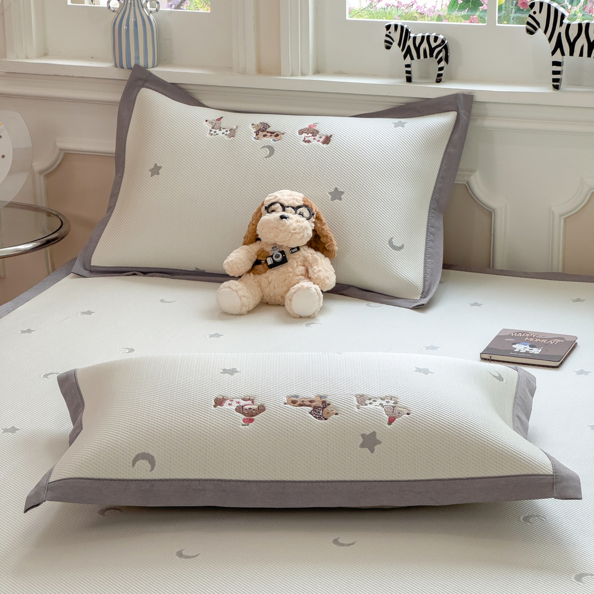 91家纺网 家纺一手货源 找家纺 眠多宝（绒多宝） 2026新款卡通网红风系列凉豆豆三件套 凉豆豆印加绣系列 A类凉豆豆床席床笠--床席款 淘气腊肠犬