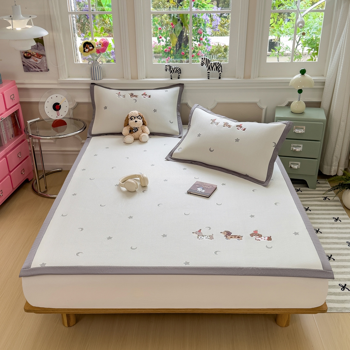 91家纺网 家纺一手货源 找家纺 眠多宝（绒多宝） 2026新款卡通网红风系列凉豆豆三件套 凉豆豆印加绣系列 A类凉豆豆床席床笠--床席款 淘气腊肠犬