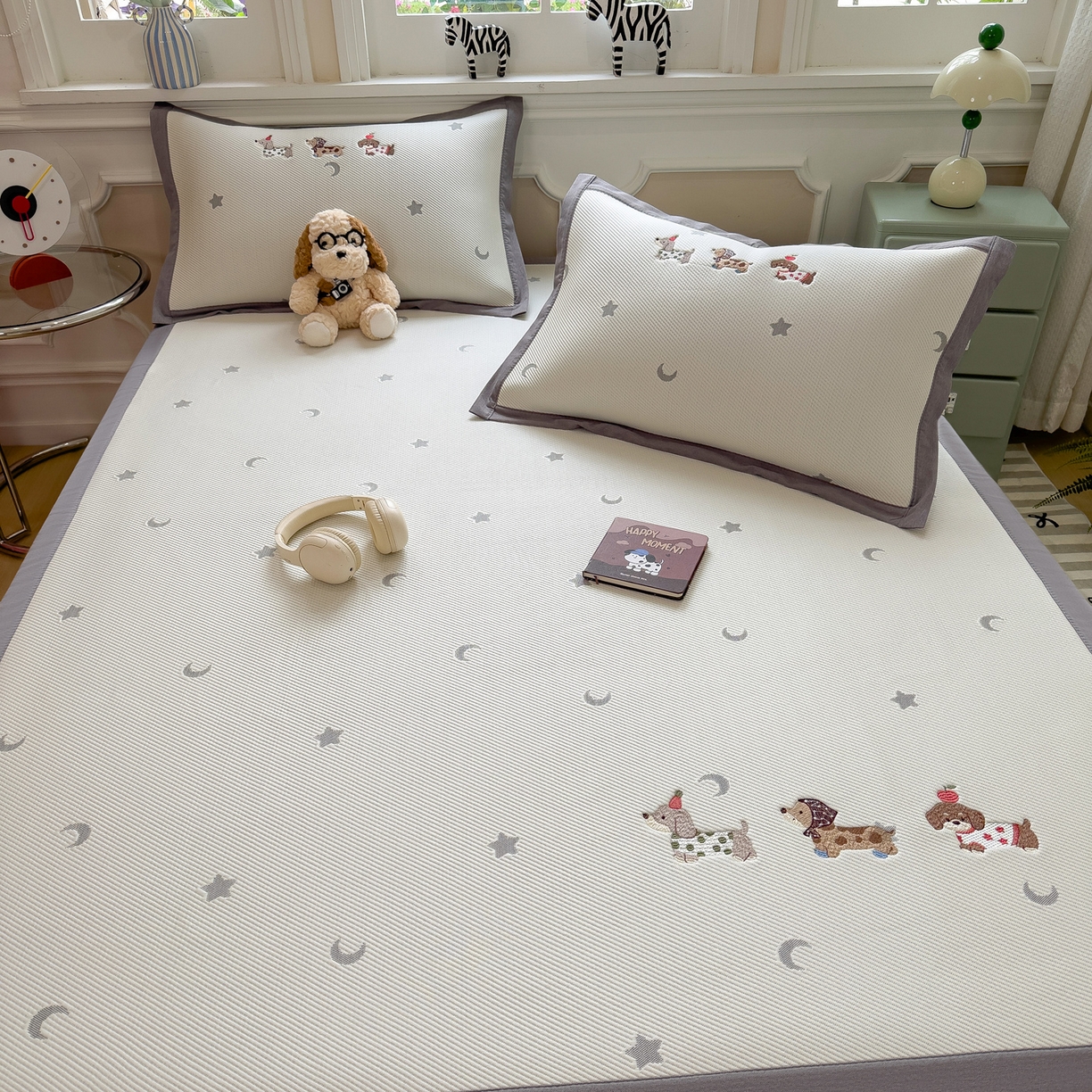 91家纺网 家纺一手货源 找家纺 眠多宝（绒多宝） 2026新款卡通网红风系列凉豆豆三件套 凉豆豆印加绣系列 A类凉豆豆床席床笠--床席款 淘气腊肠犬