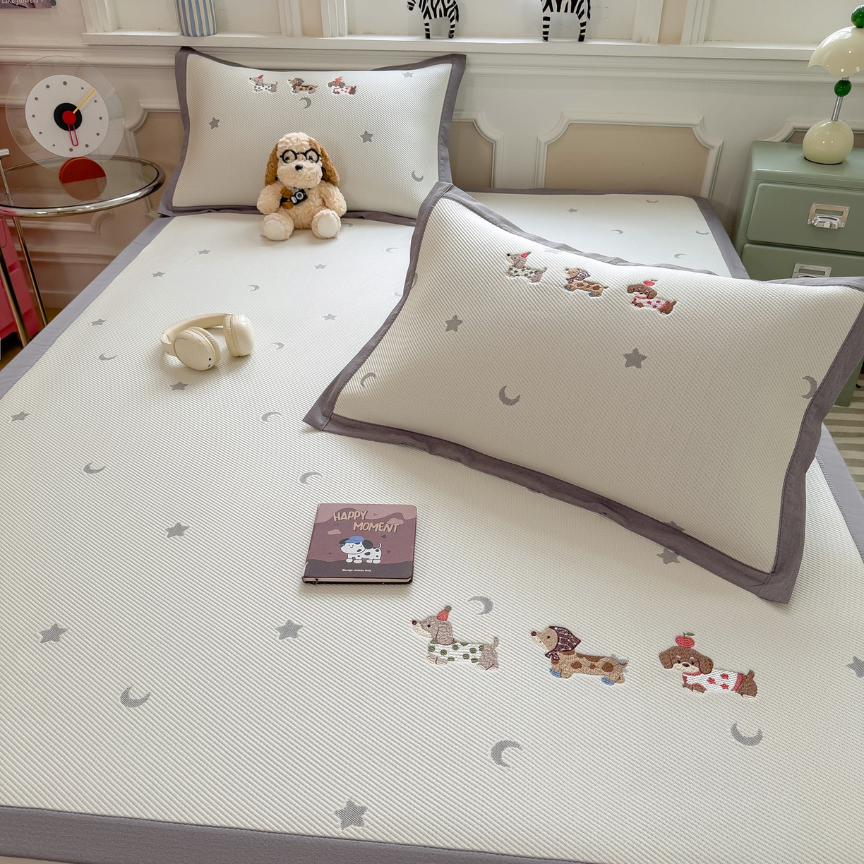 91家纺网 家纺一手货源 找家纺 眠多宝（绒多宝） 2026新款卡通网红风系列凉豆豆三件套 凉豆豆印加绣系列 A类凉豆豆床席床笠--床席款 淘气腊肠犬