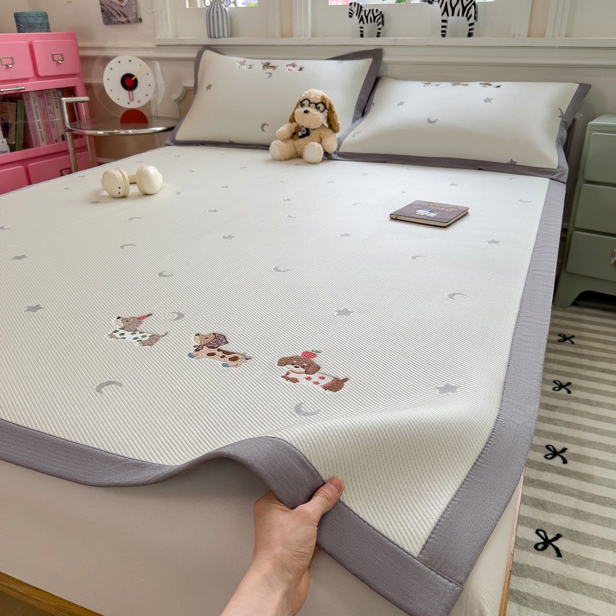 91家纺网 家纺一手货源 找家纺 眠多宝（绒多宝） 2026新款卡通网红风系列凉豆豆三件套 凉豆豆印加绣系列 A类凉豆豆床席床笠--床席款 淘气腊肠犬