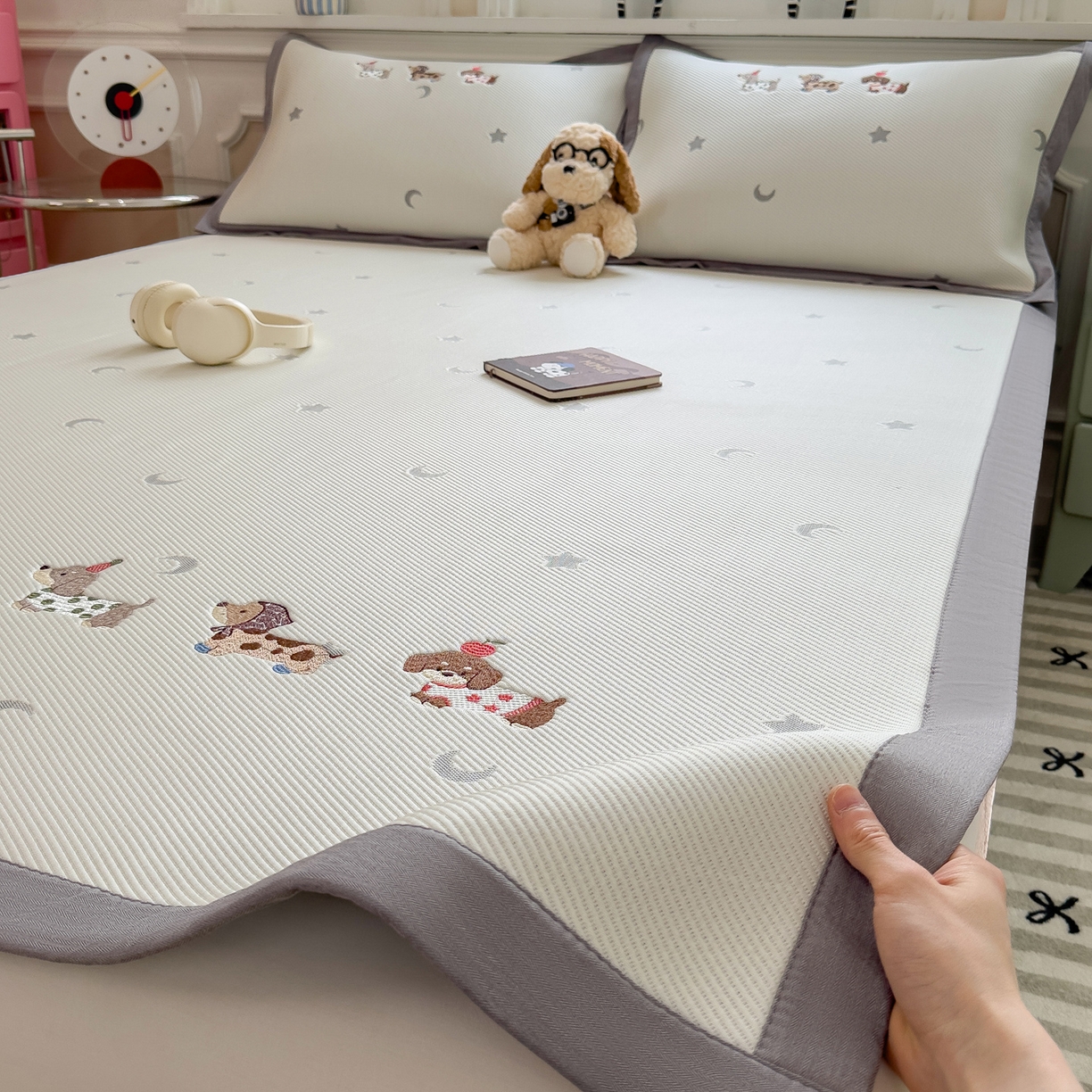 91家纺网 家纺一手货源 找家纺 眠多宝（绒多宝） 2026新款卡通网红风系列凉豆豆三件套 凉豆豆印加绣系列 A类凉豆豆床席床笠--床席款 淘气腊肠犬