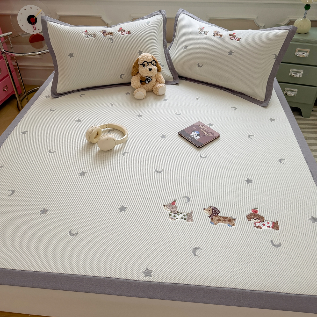 91家纺网 家纺一手货源 找家纺 眠多宝（绒多宝） 2026新款卡通网红风系列凉豆豆三件套 凉豆豆印加绣系列 A类凉豆豆床席床笠--床席款 淘气腊肠犬