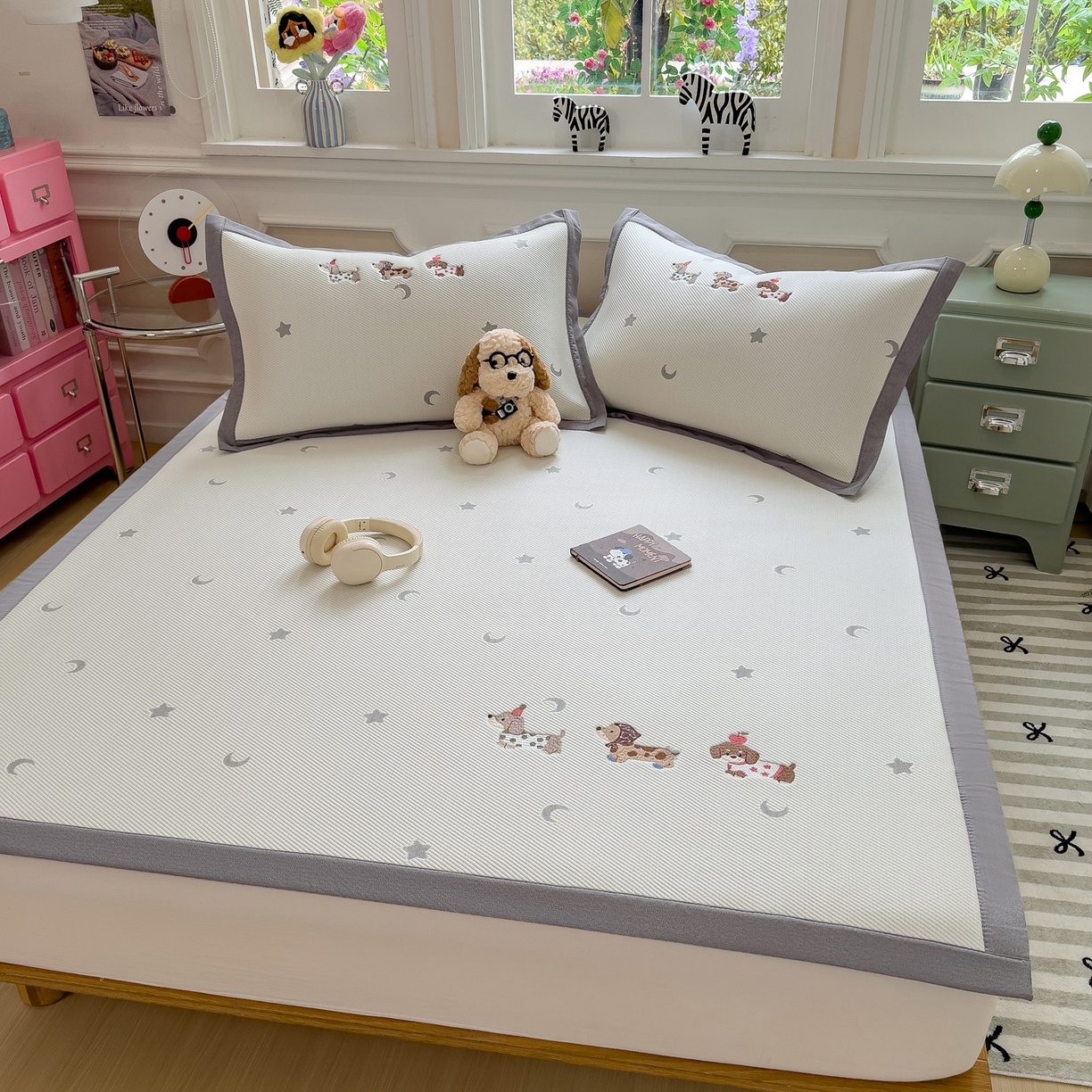 91家纺网 家纺一手货源 找家纺 眠多宝（绒多宝） 2026新款卡通网红风系列凉豆豆三件套 凉豆豆印加绣系列 A类凉豆豆床席床笠--床席款 淘气腊肠犬