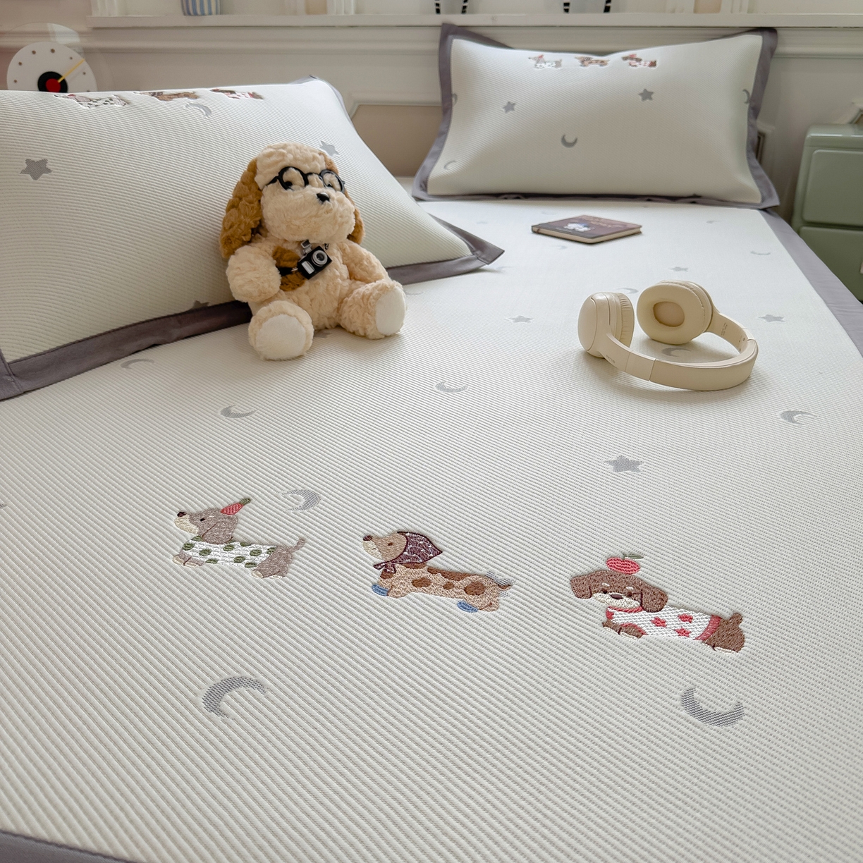 91家纺网 家纺一手货源 找家纺 眠多宝（绒多宝） 2026新款卡通网红风系列凉豆豆三件套 凉豆豆印加绣系列 A类凉豆豆床席床笠--床席款 淘气腊肠犬