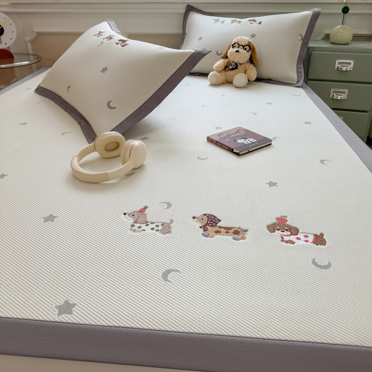 91家纺网 家纺一手货源 找家纺 眠多宝（绒多宝） 2026新款卡通网红风系列凉豆豆三件套 凉豆豆印加绣系列 A类凉豆豆床席床笠--床席款 淘气腊肠犬