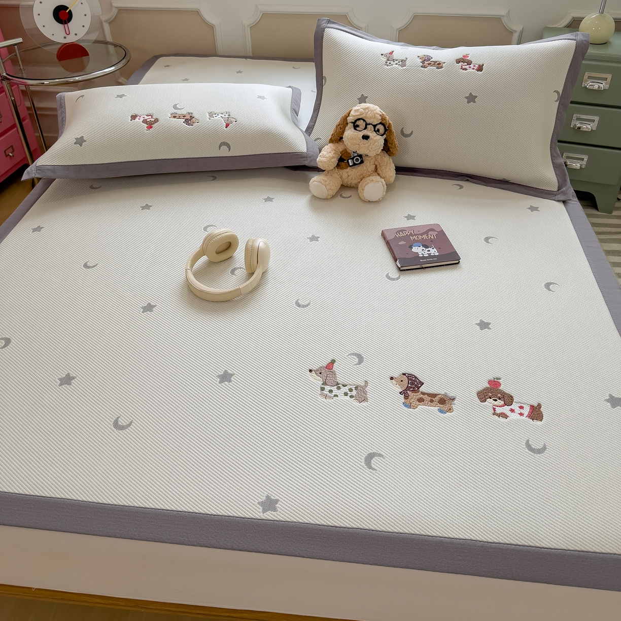 91家纺网 家纺一手货源 找家纺 眠多宝（绒多宝） 2026新款卡通网红风系列凉豆豆三件套 凉豆豆印加绣系列 A类凉豆豆床席床笠--床席款 淘气腊肠犬