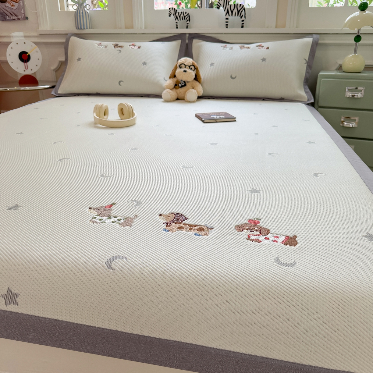 91家纺网 家纺一手货源 找家纺 眠多宝（绒多宝） 2026新款卡通网红风系列凉豆豆三件套 凉豆豆印加绣系列 A类凉豆豆床席床笠--床席款 淘气腊肠犬