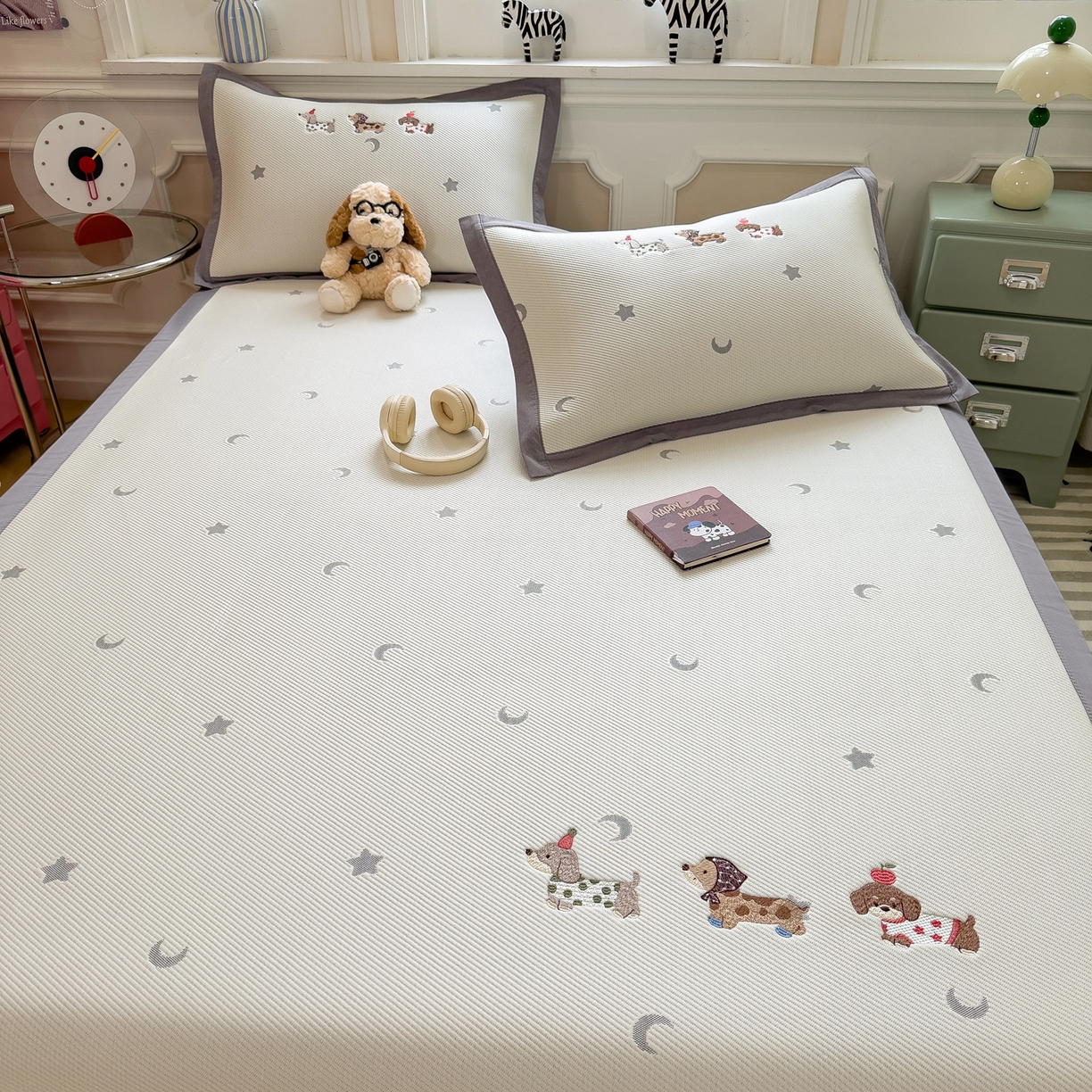 91家纺网 家纺一手货源 找家纺 眠多宝（绒多宝） 2026新款卡通网红风系列凉豆豆三件套 凉豆豆印加绣系列 A类凉豆豆床席床笠--床席款 淘气腊肠犬