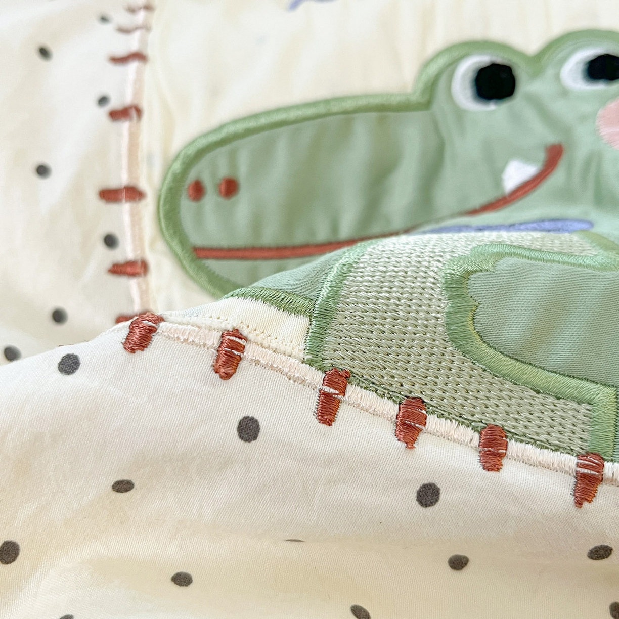 91家纺网 家纺一手货源 找家纺 一加一 2026春夏新款云小棉贴布绣花大豆夏凉被空调被夏被四件套 奶油小鳄鱼