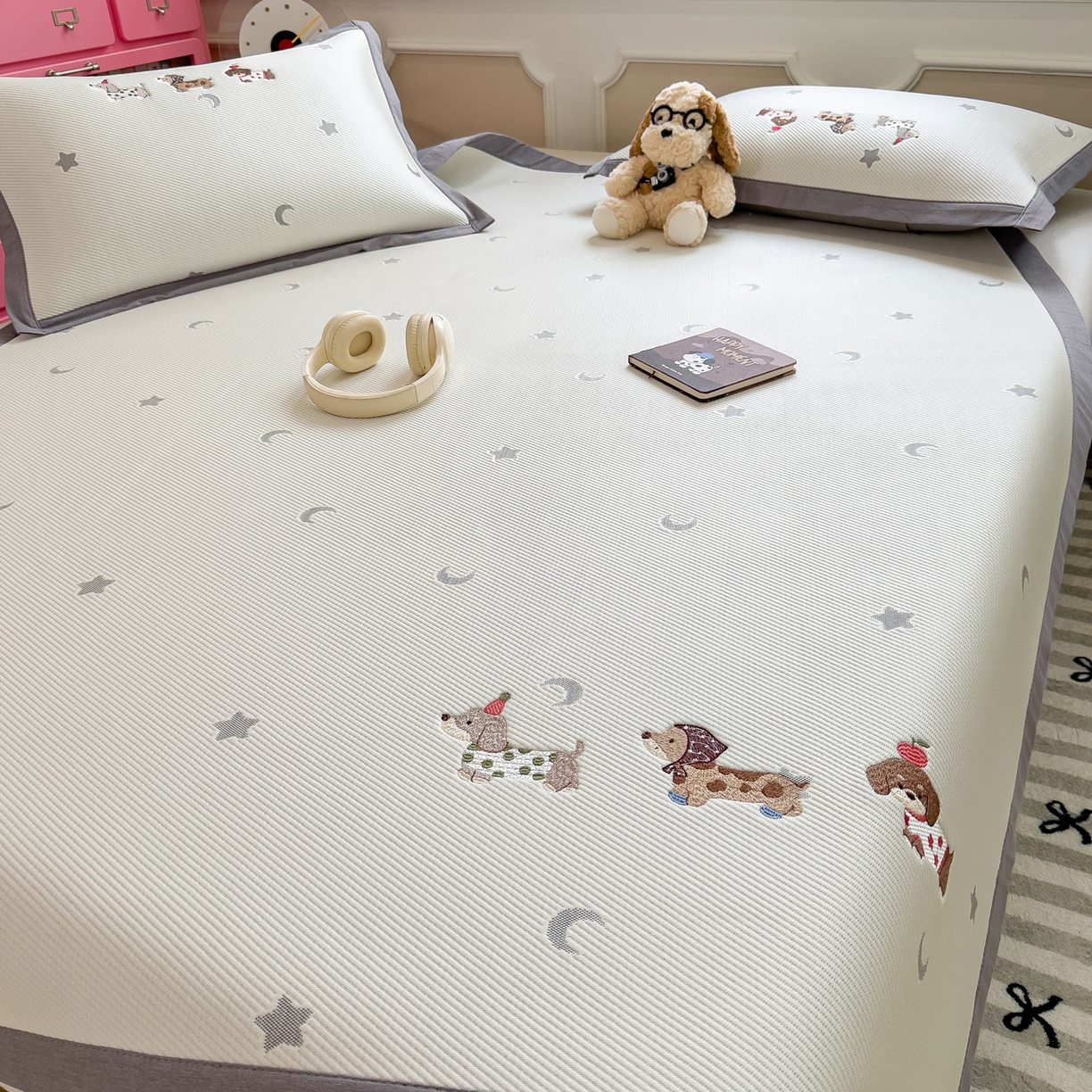 91家纺网 家纺一手货源 找家纺 眠多宝（绒多宝） 2026新款卡通网红风系列凉豆豆三件套 凉豆豆印加绣系列 A类凉豆豆床席床笠--床席款 淘气腊肠犬