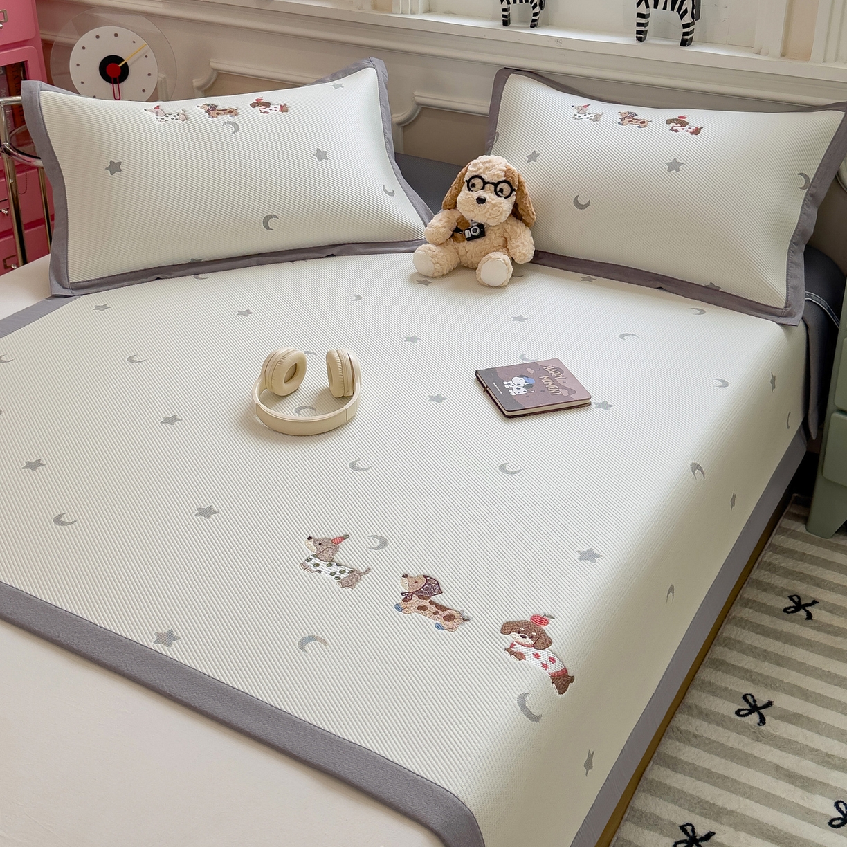 91家纺网 家纺一手货源 找家纺 眠多宝（绒多宝） 2026新款卡通网红风系列凉豆豆三件套 凉豆豆印加绣系列 A类凉豆豆床席床笠--床席款 淘气腊肠犬