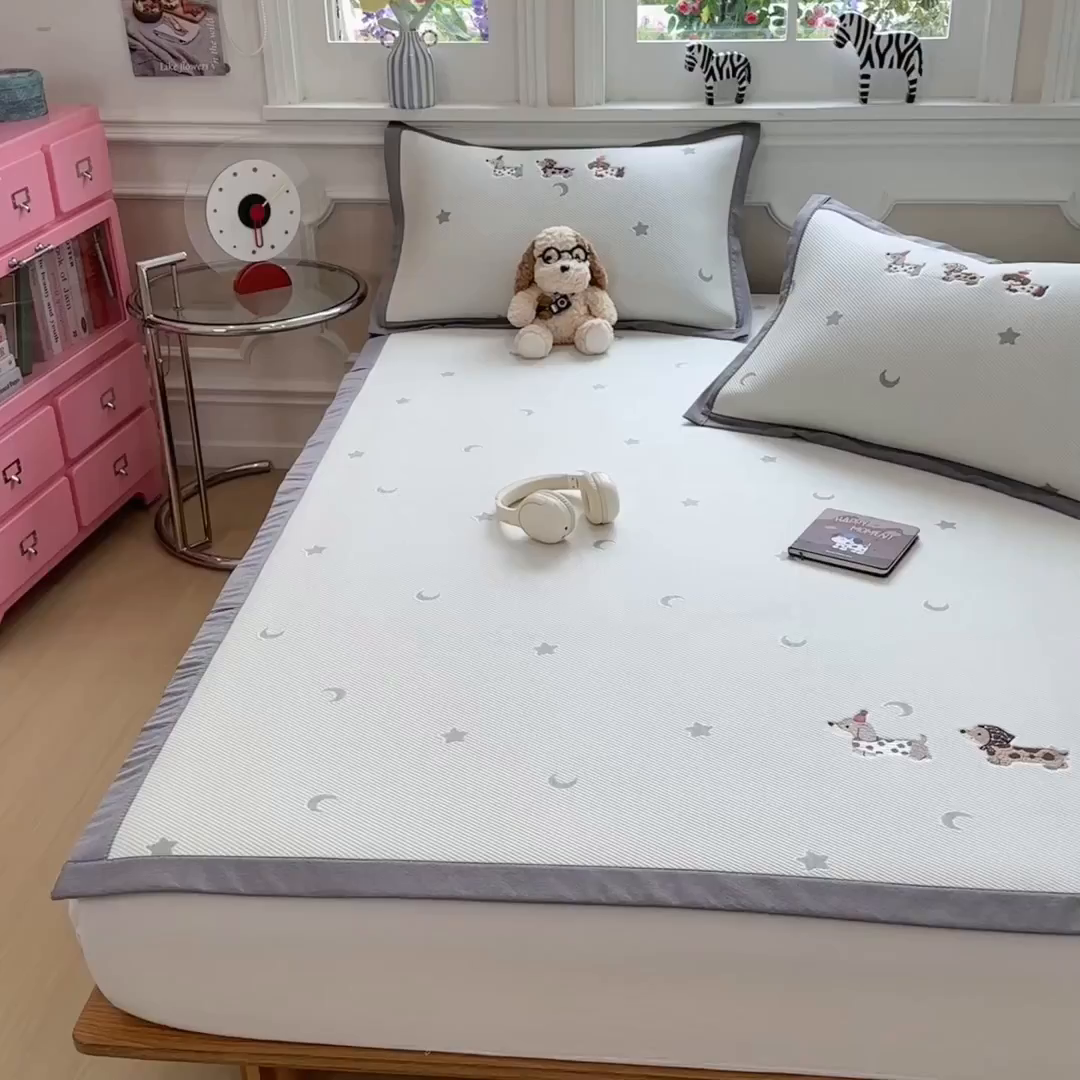 91家纺网 家纺一手货源 找家纺 眠多宝（绒多宝） 2026新款卡通网红风系列凉豆豆三件套 凉豆豆印加绣系列 A类凉豆豆床席床笠--床席款 淘气腊肠犬