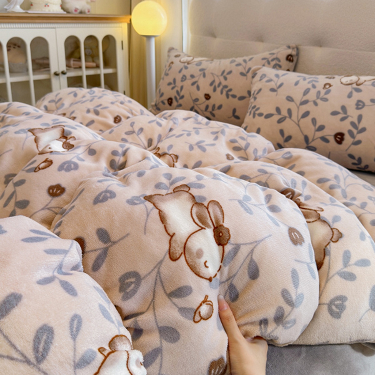 91家纺网 家纺一手货源 找家纺 欧妮家纺 2025新款A类牛奶绒印花单被套-单件被套 叶子萌兔