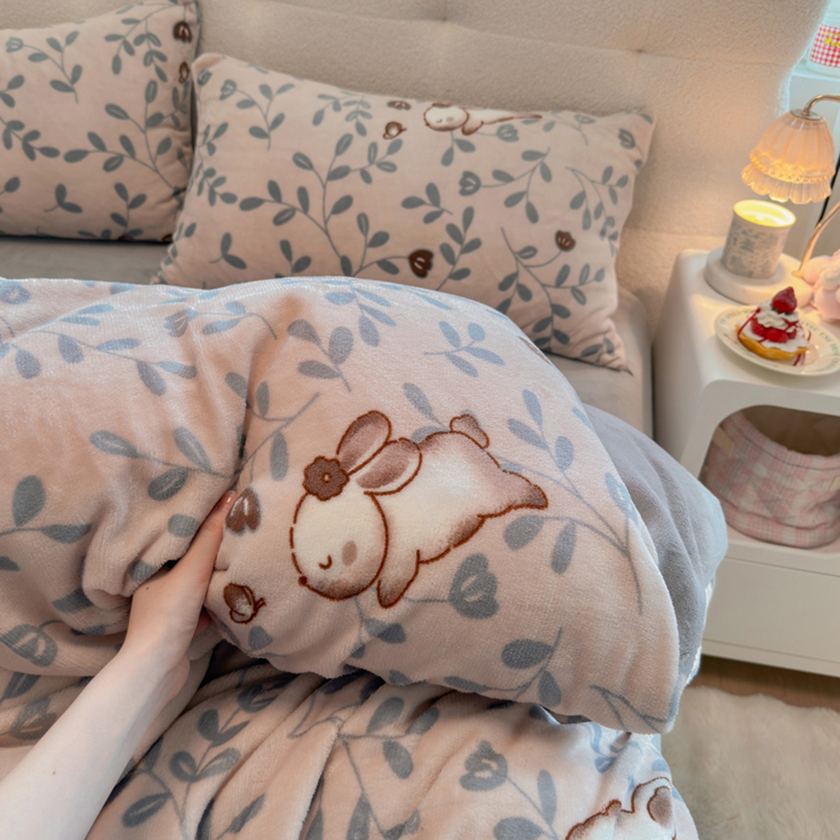 91家纺网 家纺一手货源 找家纺 欧妮家纺 2025新款A类牛奶绒印花单被套-单件被套 叶子萌兔
