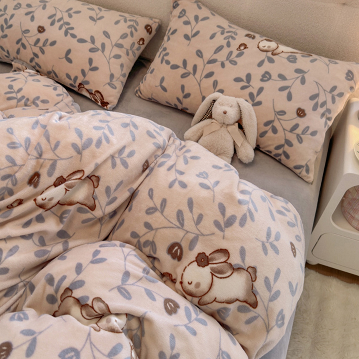 91家纺网 家纺一手货源 找家纺 欧妮家纺 2025新款A类牛奶绒印花单被套-单件被套 叶子萌兔