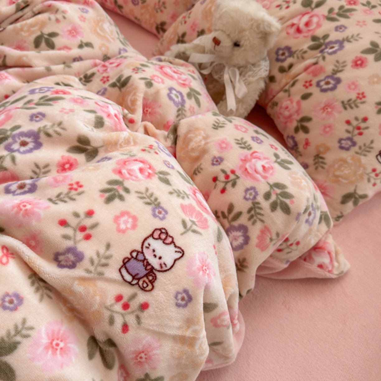 91家纺网 家纺一手货源 找家纺 欧妮家纺 2025新款A类牛奶绒印花单被套-单件被套 花园小猫