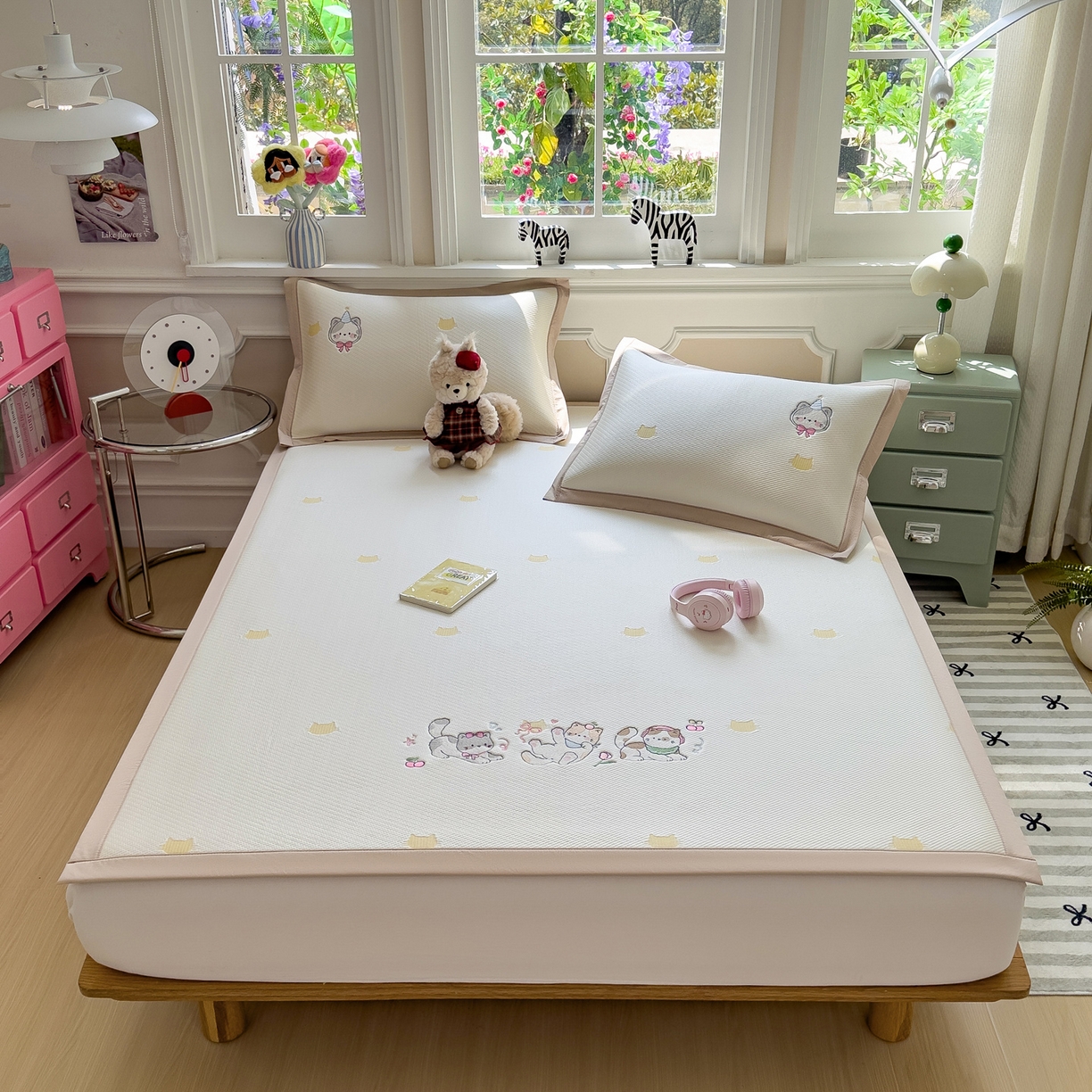 91家纺网 家纺一手货源 找家纺 眠多宝（绒多宝） 2026新款卡通网红风系列凉豆豆三件套 凉豆豆印加绣系列 A类凉豆豆床席床笠--床席款 小猫聚会