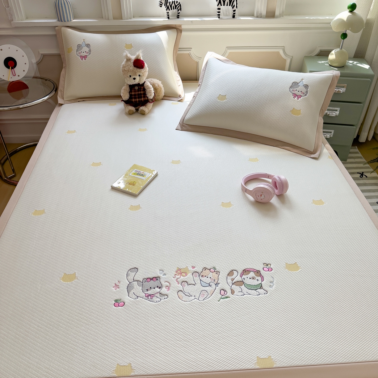 91家纺网 家纺一手货源 找家纺 眠多宝（绒多宝） 2026新款卡通网红风系列凉豆豆三件套 凉豆豆印加绣系列 A类凉豆豆床席床笠--床席款 小猫聚会