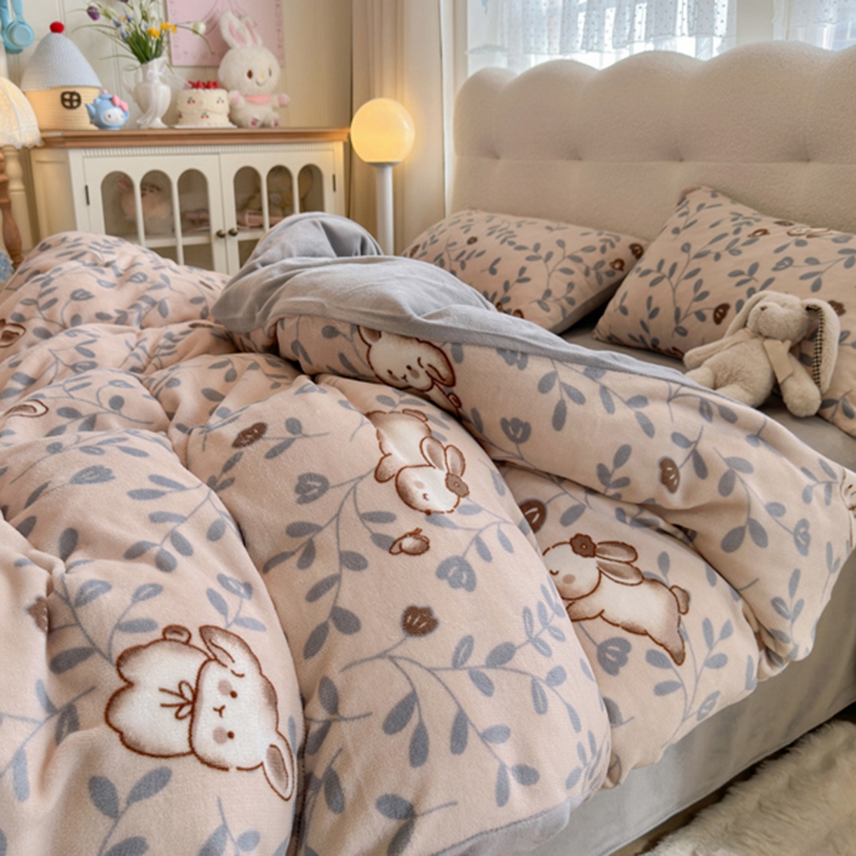 91家纺网 家纺一手货源 找家纺 欧妮家纺 2025新款A类牛奶绒印花单被套-单件被套 叶子萌兔