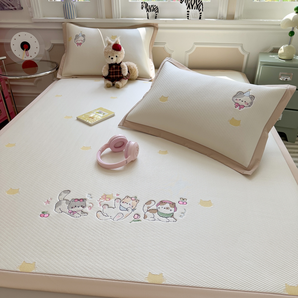 91家纺网 家纺一手货源 找家纺 眠多宝（绒多宝） 2026新款卡通网红风系列凉豆豆三件套 凉豆豆印加绣系列 A类凉豆豆床席床笠--床席款 小猫聚会