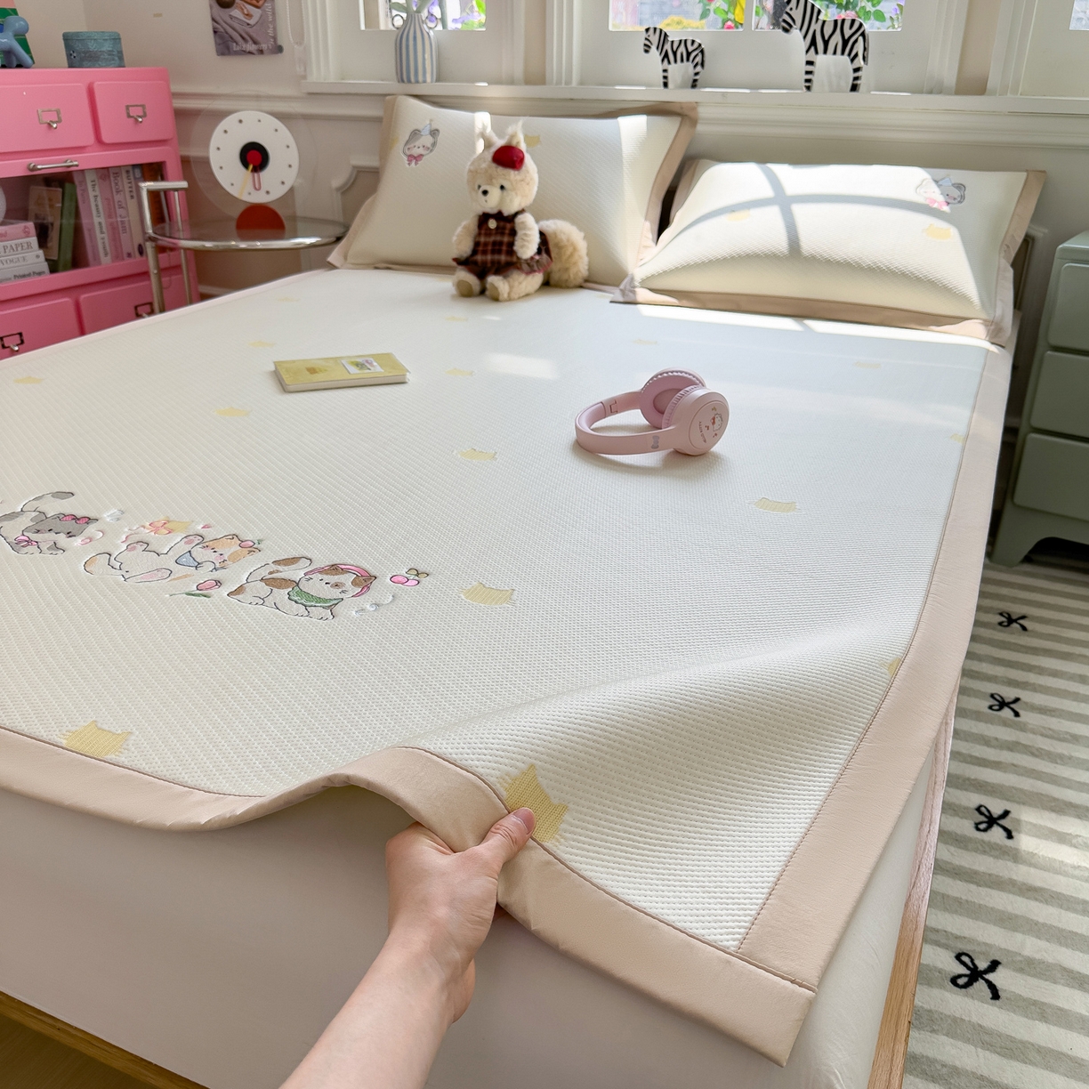 91家纺网 家纺一手货源 找家纺 眠多宝（绒多宝） 2026新款卡通网红风系列凉豆豆三件套 凉豆豆印加绣系列 A类凉豆豆床席床笠--床席款 小猫聚会