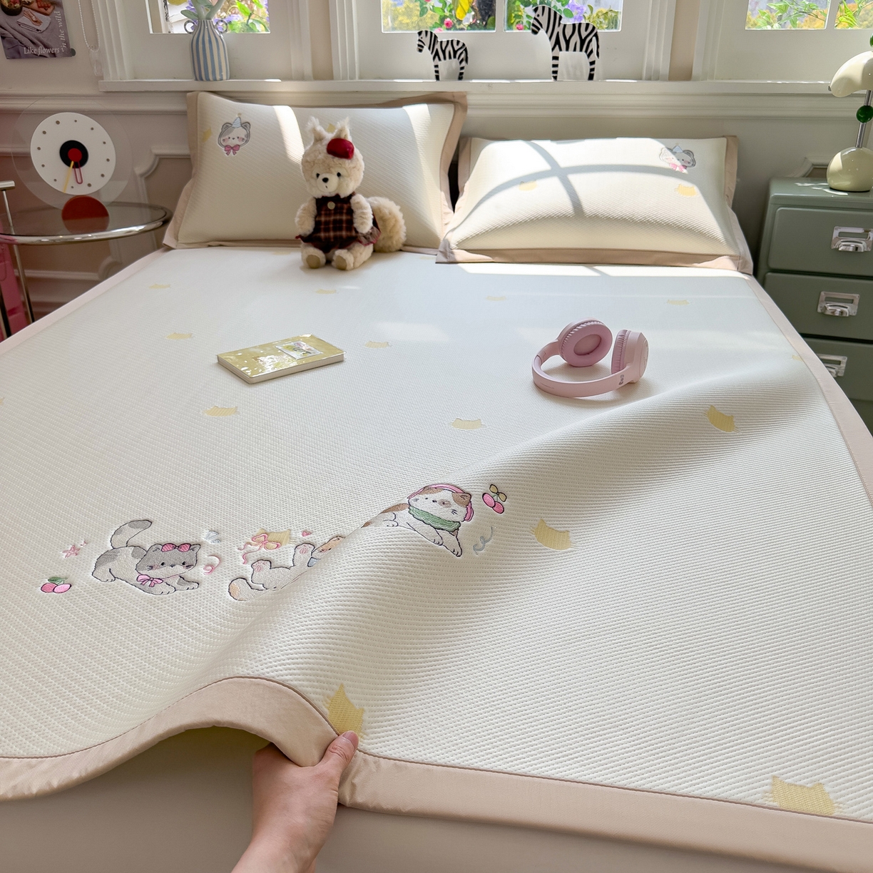 91家纺网 家纺一手货源 找家纺 眠多宝（绒多宝） 2026新款卡通网红风系列凉豆豆三件套 凉豆豆印加绣系列 A类凉豆豆床席床笠--床席款 小猫聚会