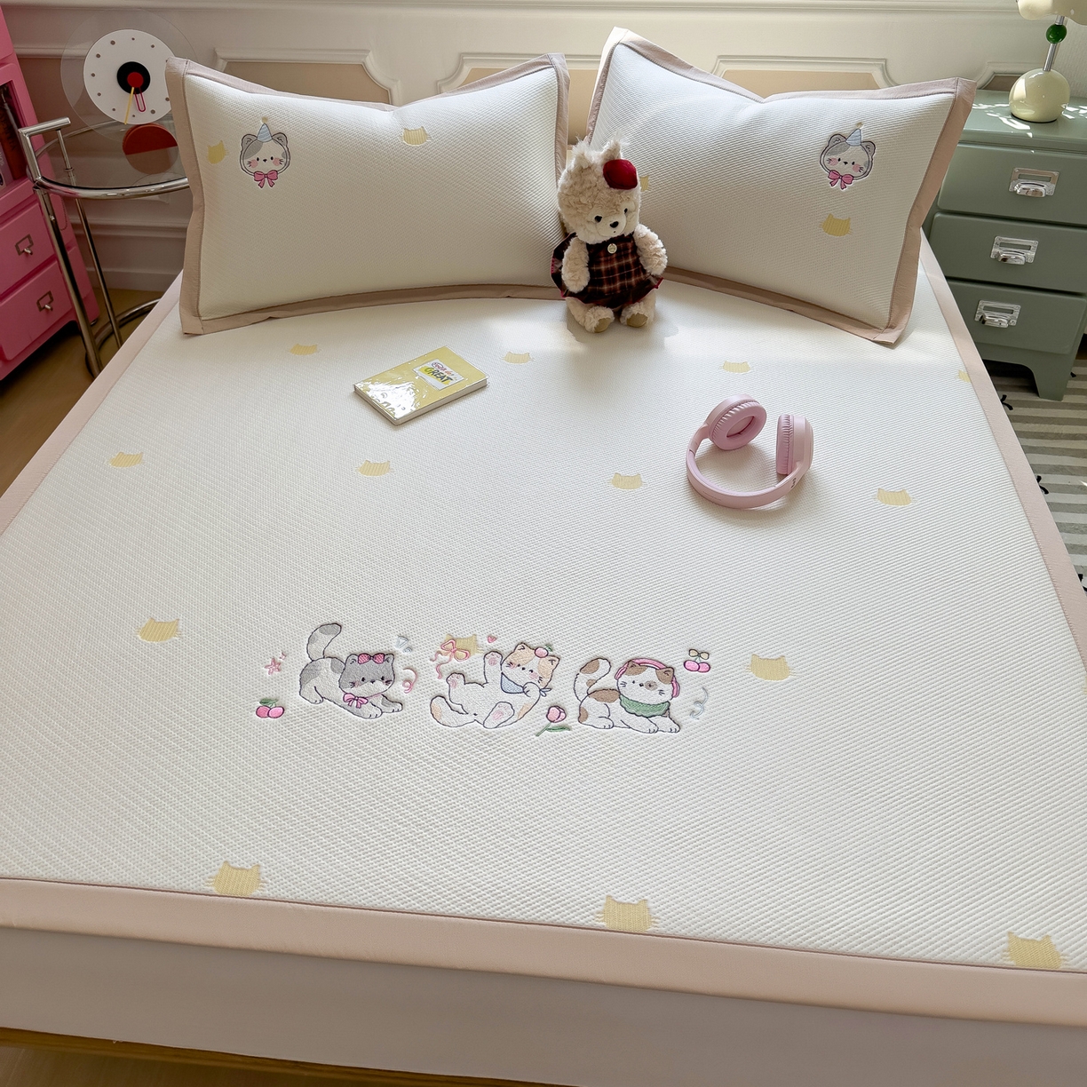 91家纺网 家纺一手货源 找家纺 眠多宝（绒多宝） 2026新款卡通网红风系列凉豆豆三件套 凉豆豆印加绣系列 A类凉豆豆床席床笠--床席款 小猫聚会