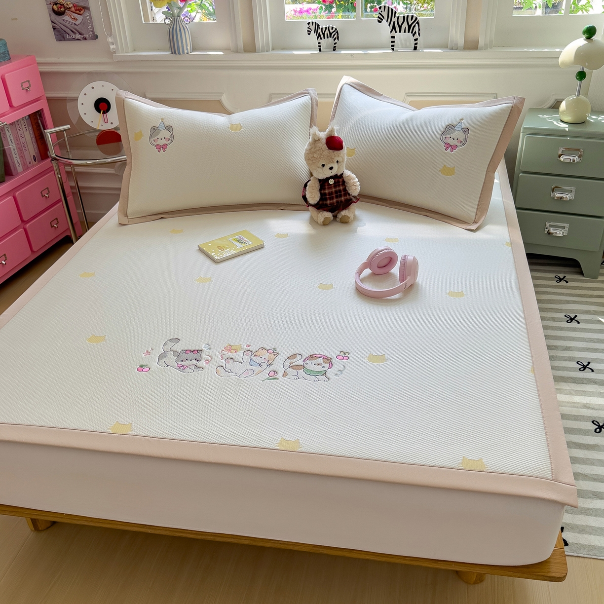 91家纺网 家纺一手货源 找家纺 眠多宝（绒多宝） 2026新款卡通网红风系列凉豆豆三件套 凉豆豆印加绣系列 A类凉豆豆床席床笠--床席款 小猫聚会
