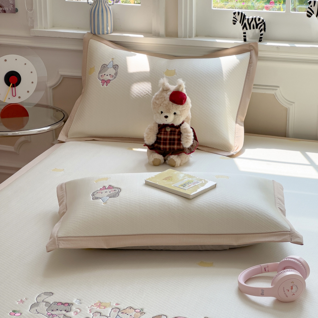 91家纺网 家纺一手货源 找家纺 眠多宝（绒多宝） 2026新款卡通网红风系列凉豆豆三件套 凉豆豆印加绣系列 A类凉豆豆床席床笠--床席款 小猫聚会