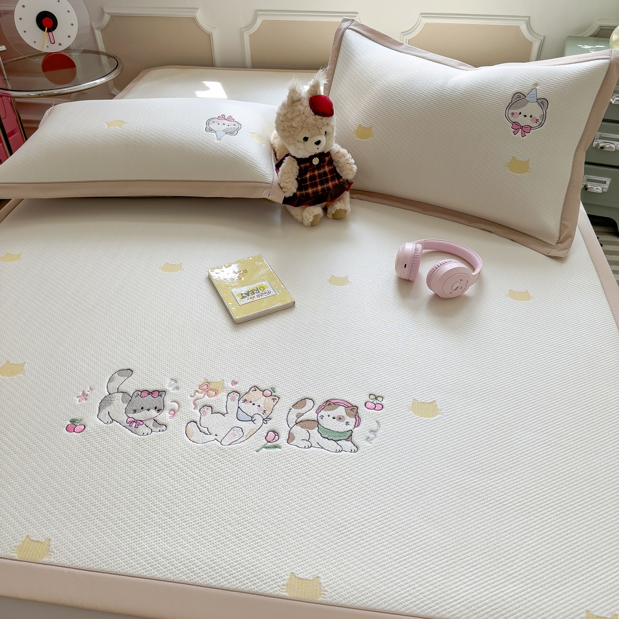 91家纺网 家纺一手货源 找家纺 眠多宝（绒多宝） 2026新款卡通网红风系列凉豆豆三件套 凉豆豆印加绣系列 A类凉豆豆床席床笠--床席款 小猫聚会