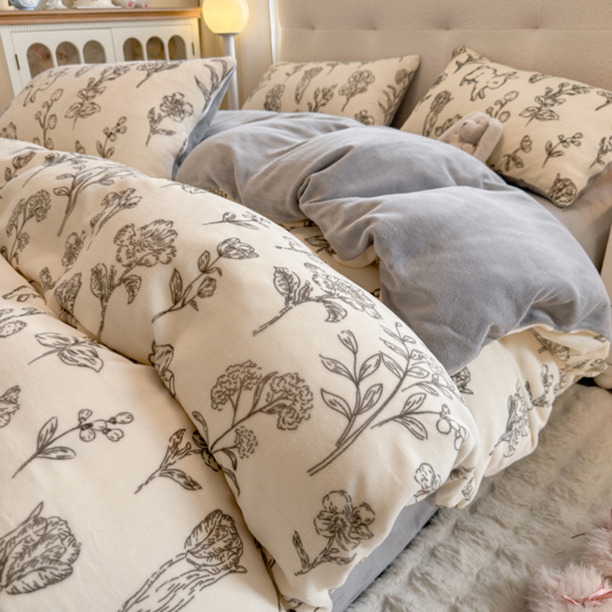 91家纺网 家纺一手货源 找家纺 欧妮家纺 2025新款A类牛奶绒印花单被套-单件被套 兔斯基