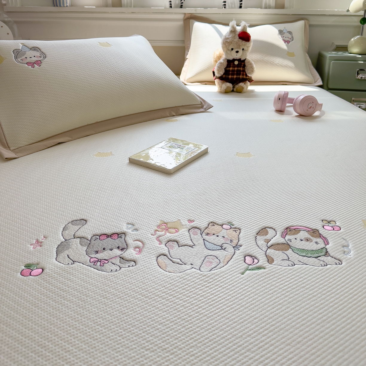 91家纺网 家纺一手货源 找家纺 眠多宝（绒多宝） 2026新款卡通网红风系列凉豆豆三件套 凉豆豆印加绣系列 A类凉豆豆床席床笠--床席款 小猫聚会