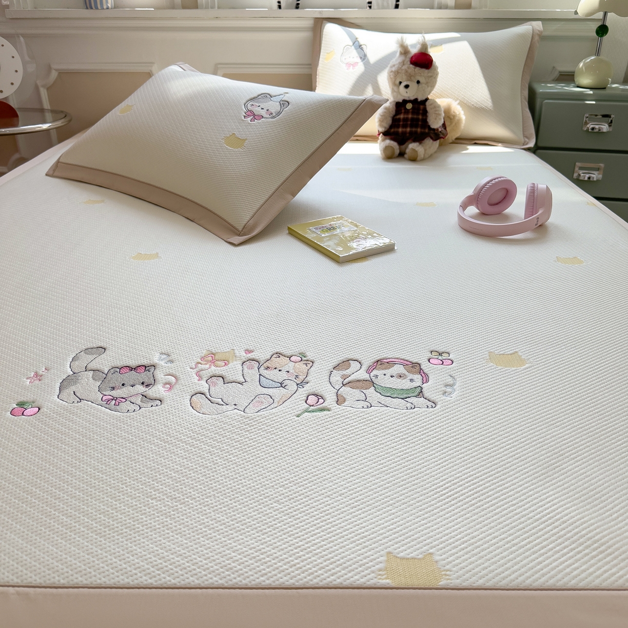 91家纺网 家纺一手货源 找家纺 眠多宝（绒多宝） 2026新款卡通网红风系列凉豆豆三件套 凉豆豆印加绣系列 A类凉豆豆床席床笠--床席款 小猫聚会