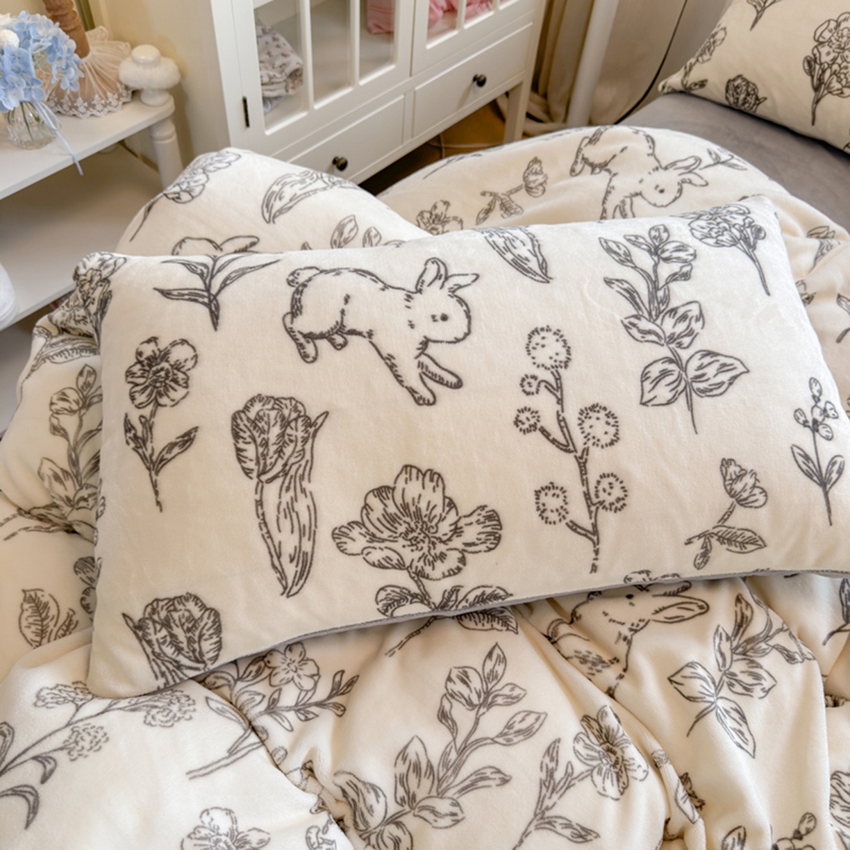 91家纺网 家纺一手货源 找家纺 欧妮家纺 2025新款A类牛奶绒印花单被套-单件被套 兔斯基