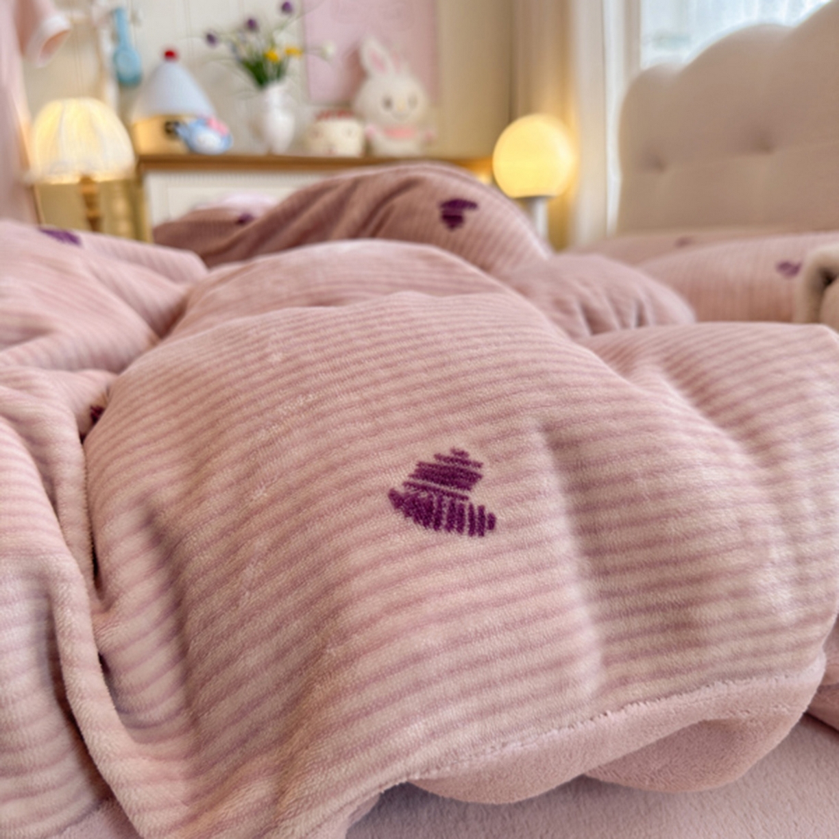 91家纺网 家纺一手货源 找家纺 欧妮家纺 2025新款A类牛奶绒印花单被套-单件被套 条纹爱心