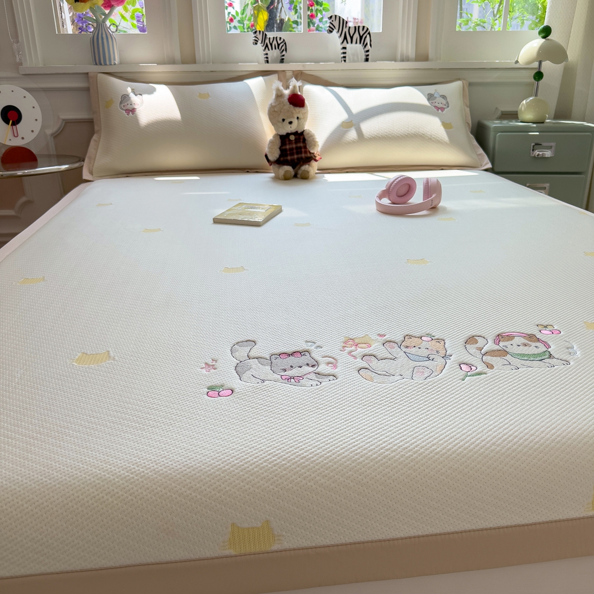 91家纺网 家纺一手货源 找家纺 眠多宝（绒多宝） 2026新款卡通网红风系列凉豆豆三件套 凉豆豆印加绣系列 A类凉豆豆床席床笠--床席款 小猫聚会