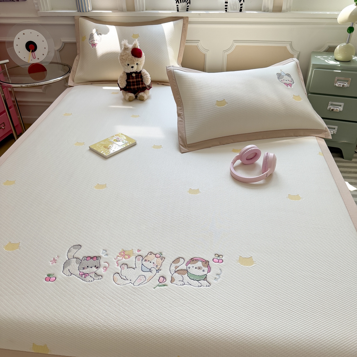 91家纺网 家纺一手货源 找家纺 眠多宝（绒多宝） 2026新款卡通网红风系列凉豆豆三件套 凉豆豆印加绣系列 A类凉豆豆床席床笠--床席款 小猫聚会