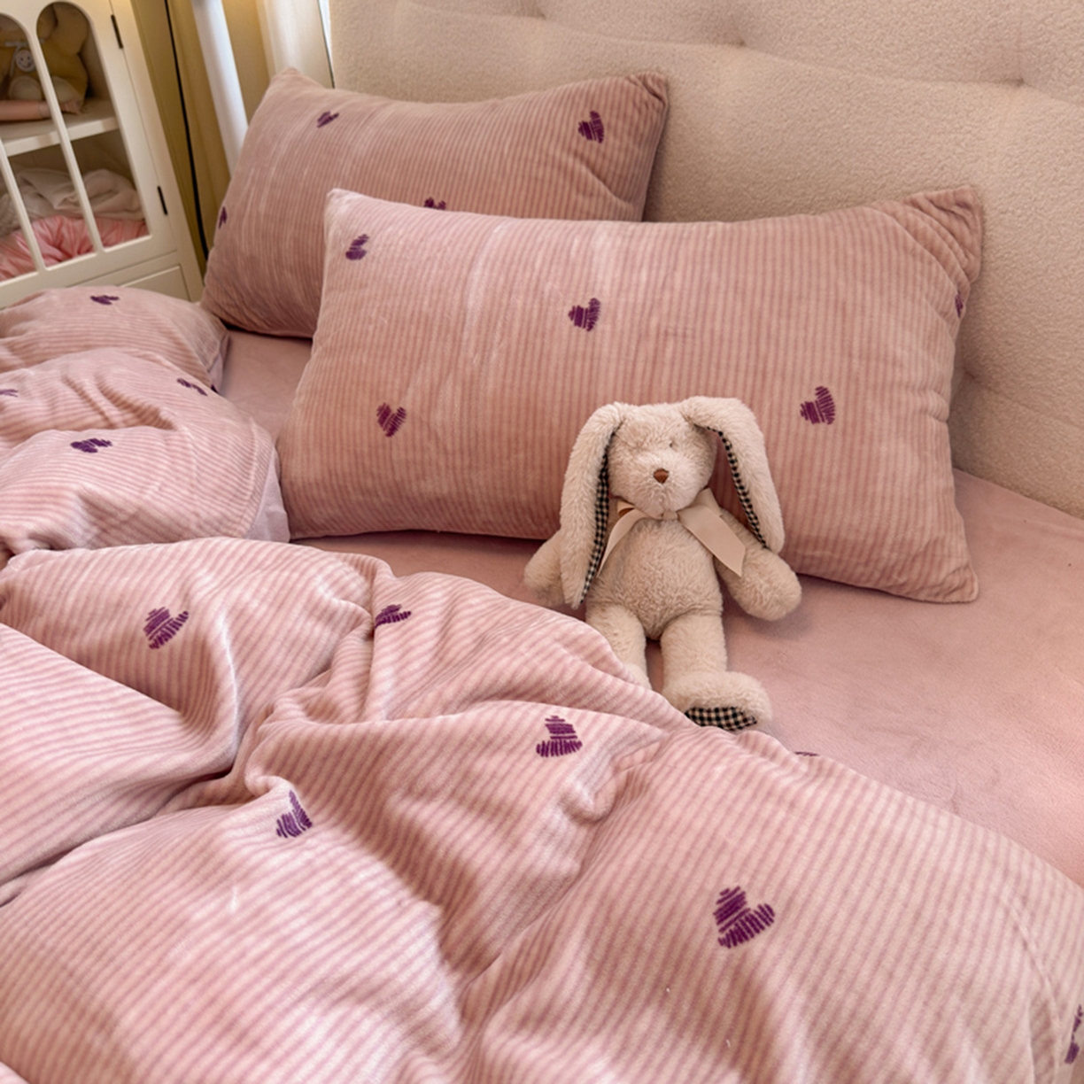 91家纺网 家纺一手货源 找家纺 欧妮家纺 2025新款A类牛奶绒印花单被套-单件被套 条纹爱心