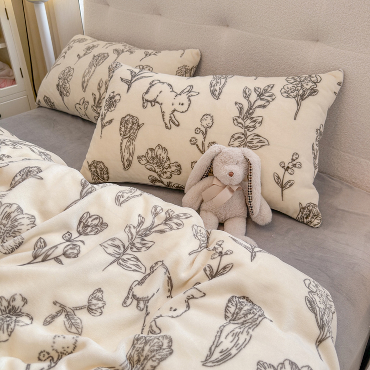 91家纺网 家纺一手货源 找家纺 欧妮家纺 2025新款A类牛奶绒印花单被套-单件被套 兔斯基