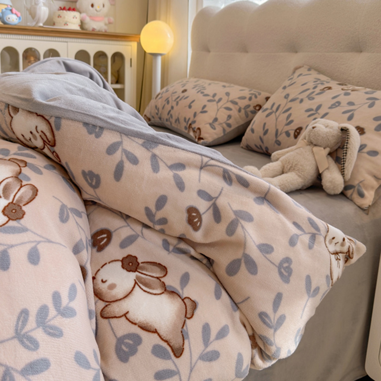 91家纺网 家纺一手货源 找家纺 欧妮家纺 2025新款A类牛奶绒印花单被套-单件被套 叶子萌兔