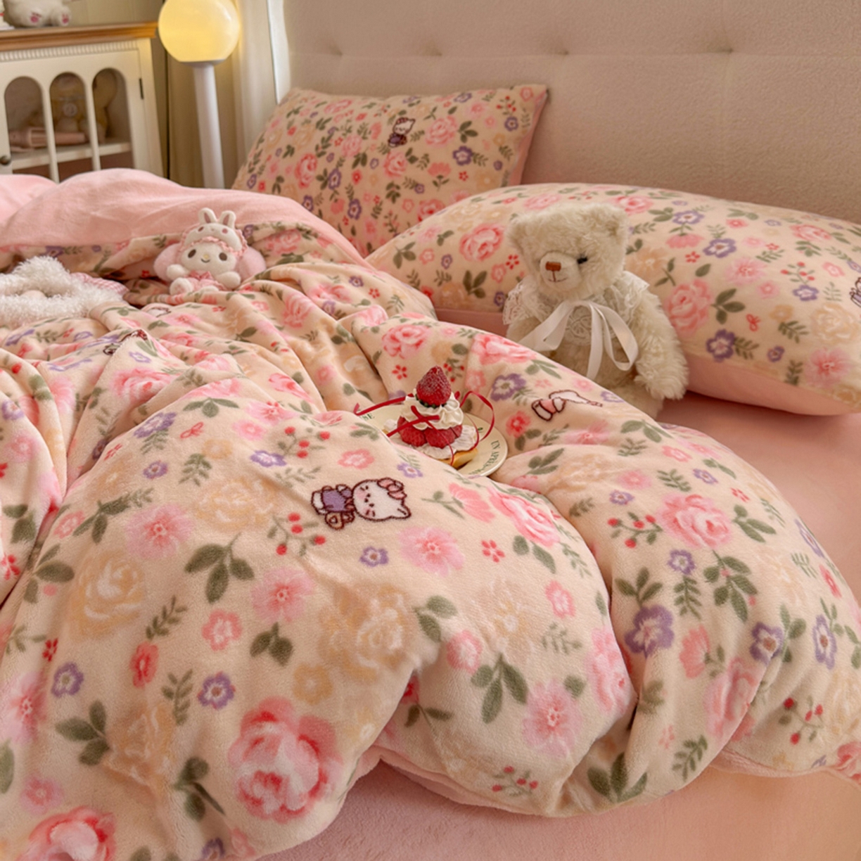 91家纺网 家纺一手货源 找家纺 欧妮家纺 2025新款A类牛奶绒印花单被套-单件被套 花园小猫