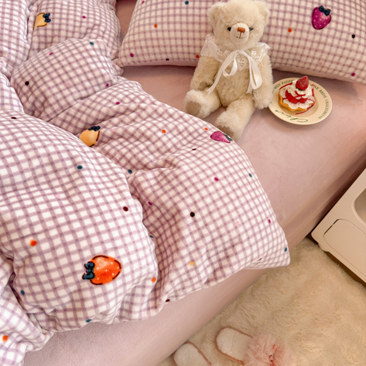 91家纺网 家纺一手货源 找家纺 欧妮家纺 2025新款A类牛奶绒印花单被套-单件被套 彩色草莓