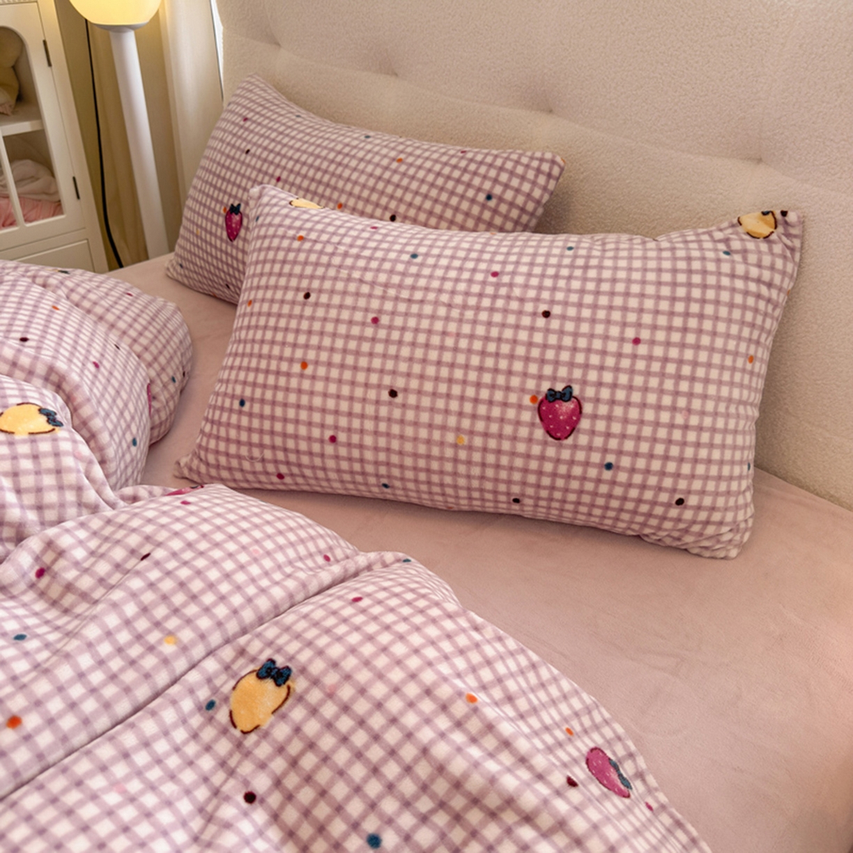 91家纺网 家纺一手货源 找家纺 欧妮家纺 2025新款A类牛奶绒印花单被套-单件被套 彩色草莓