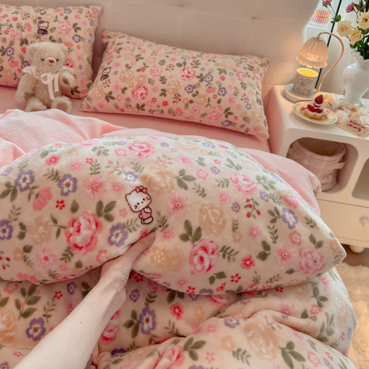 91家纺网 家纺一手货源 找家纺 欧妮家纺 2025新款A类牛奶绒印花单被套-单件被套 花园小猫