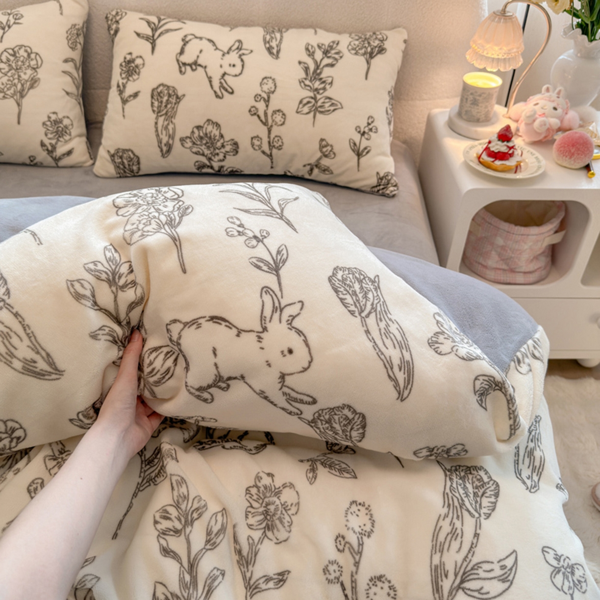 91家纺网 家纺一手货源 找家纺 欧妮家纺 2025新款A类牛奶绒印花单被套-单件被套 兔斯基